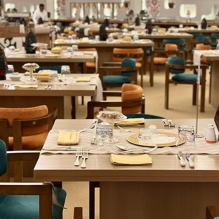 The Venue Jeddah Corniche Hotel Buitenkant foto The dining room at the Emirates Lounge at Dubai International Airport