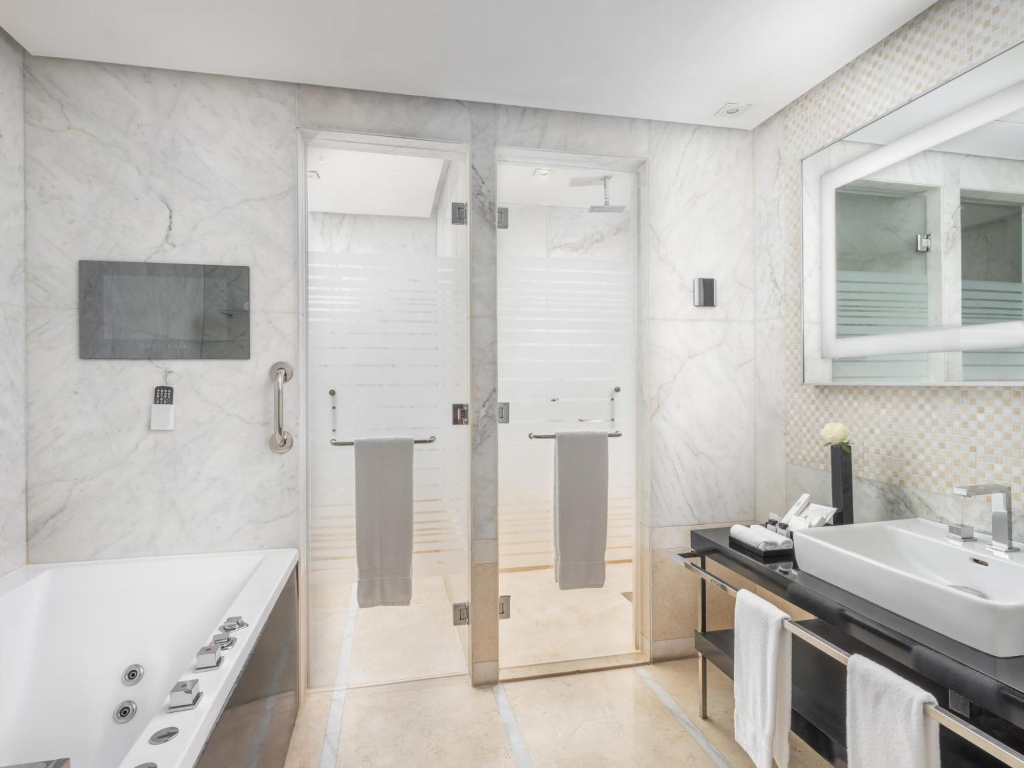 The Venue Jeddah Corniche Hotel Buitenkant foto Bathroom